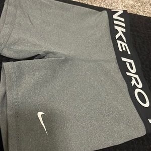 I am selling (Nike pros size medium)